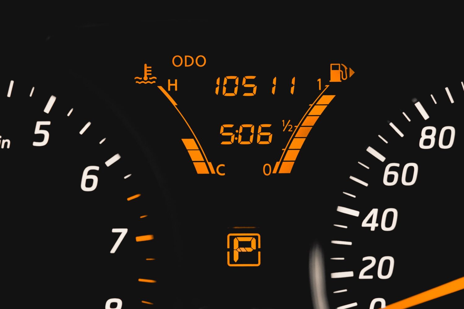 Arrow in Fuel Gauge shows the fuel cap is located on the right side of the vehicle.