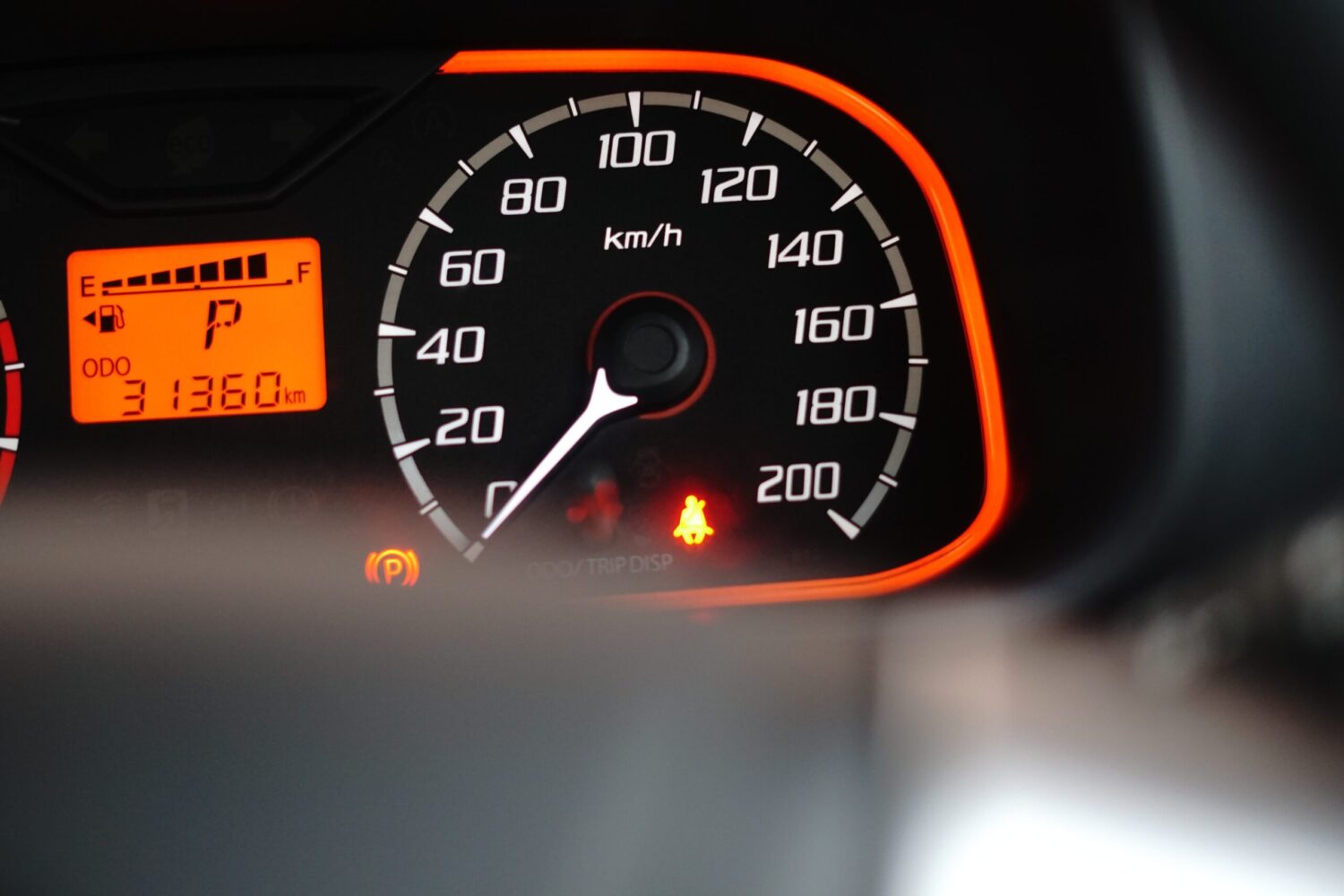 Arrow in Fuel Gauge shows the fuel cap is located on the left side of the vehicle.