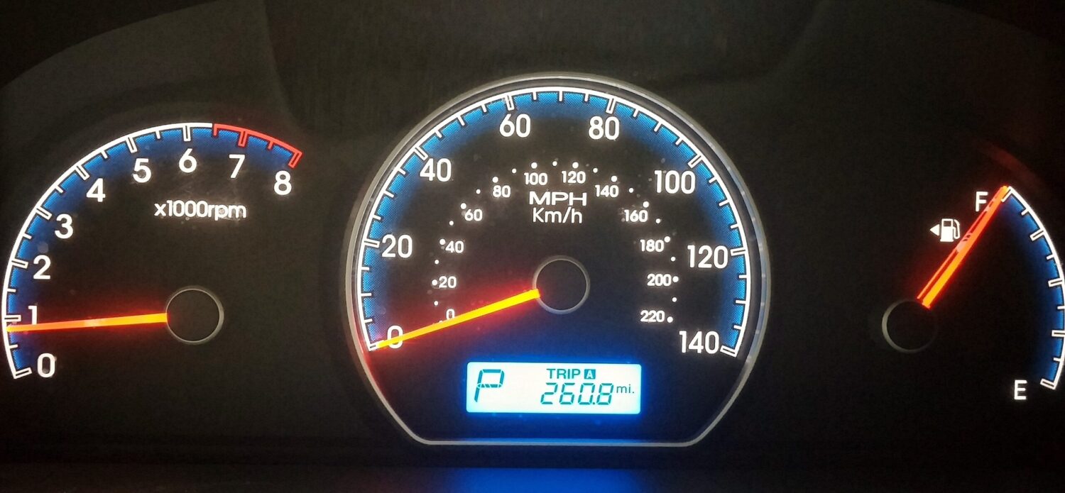 Arrow in Fuel Gauge shows the fuel cap is located on the left side of the vehicle.